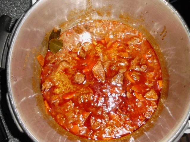 Rezept: Rindergulasch auf Kartoffelpüree, mit Butter übergossener grüner Spargel, Tomatensalat Bild Nr. 6 Rindergulasch auf Kartoffelpüree, mit Butter übergossener grüner Spargel, Tomatensalat - Rezept - Bild Nr. 6