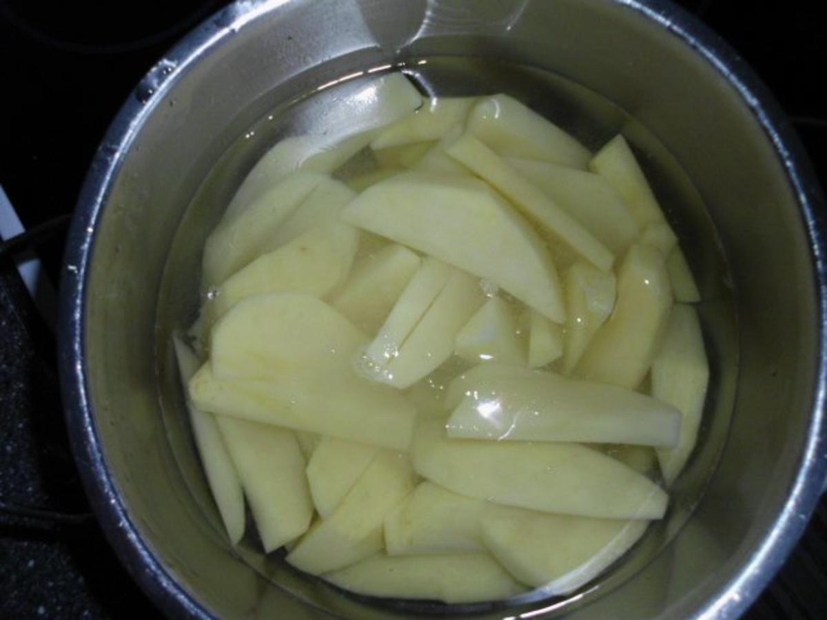 Rindergulasch auf Kartoffelpüree,  mit Butter übergossener grüner Spargel, Tomatensalat - Rezept - Bild Nr. 7