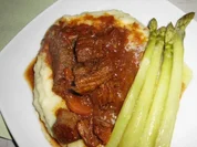 Rindergulasch auf Kartoffelpüree,  mit Butter übergossener grüner Spargel, Tomatensalat - Rezept