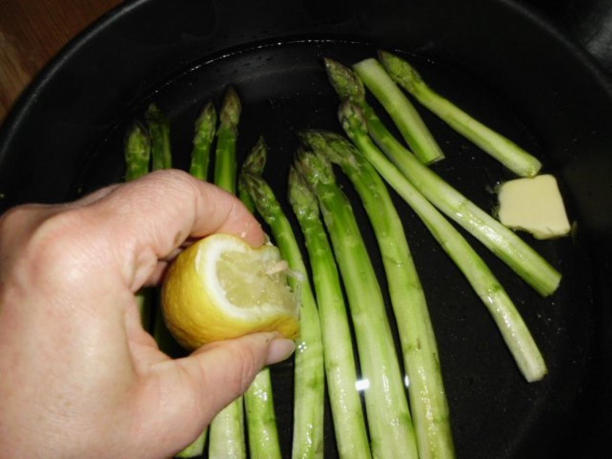 Rindergulasch auf Kartoffelpüree,  mit Butter übergossener grüner Spargel, Tomatensalat - Rezept - Bild Nr. 8