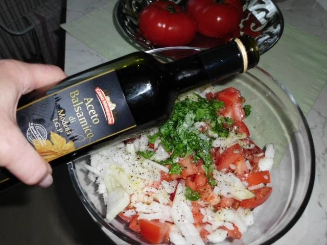 Rezept: Rindergulasch auf Kartoffelpüree, mit Butter übergossener grüner Spargel, Tomatensalat Bild Nr. 11 Rindergulasch auf Kartoffelpüree, mit Butter übergossener grüner Spargel, Tomatensalat - Rezept - Bild Nr. 11