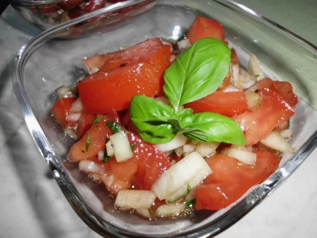 Rezept: Rindergulasch auf Kartoffelpüree, mit Butter übergossener grüner Spargel, Tomatensalat Bild Nr. 12 Rindergulasch auf Kartoffelpüree, mit Butter übergossener grüner Spargel, Tomatensalat - Rezept - Bild Nr. 12