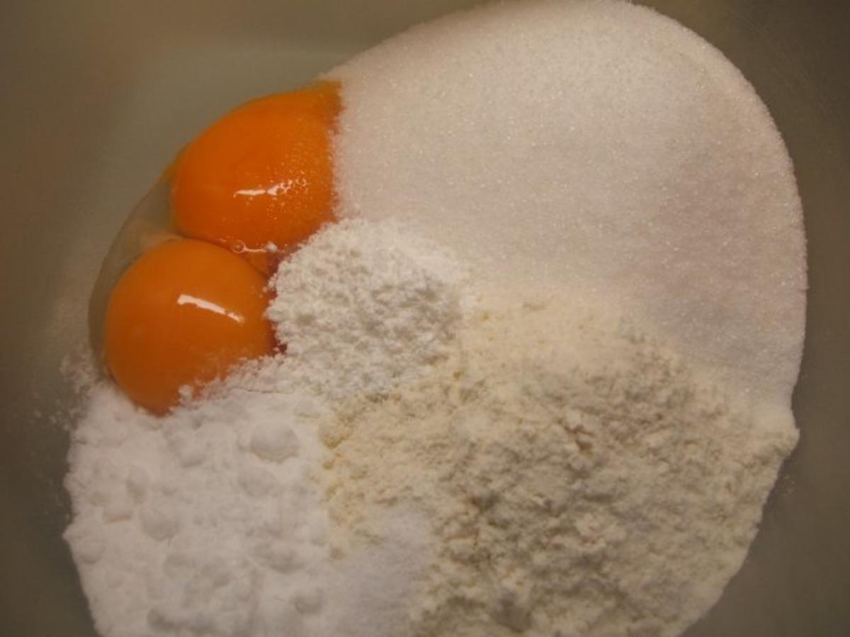 Backen: Biskuitrolle mit Schokosahne und Sauerkirschen - einfach - von ...