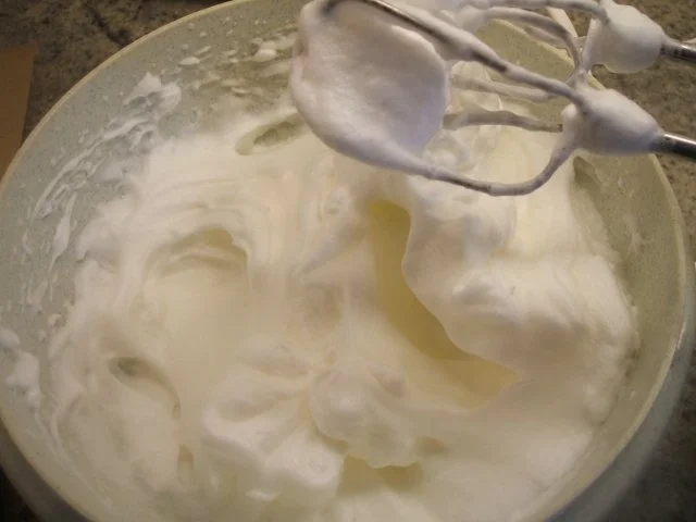 Rezept: Backen: Biskuitrolle mit Schokosahne und Sauerkirschen Bild Nr. 5 Backen: Biskuitrolle mit Schokosahne und Sauerkirschen - Rezept - Bild Nr. 5