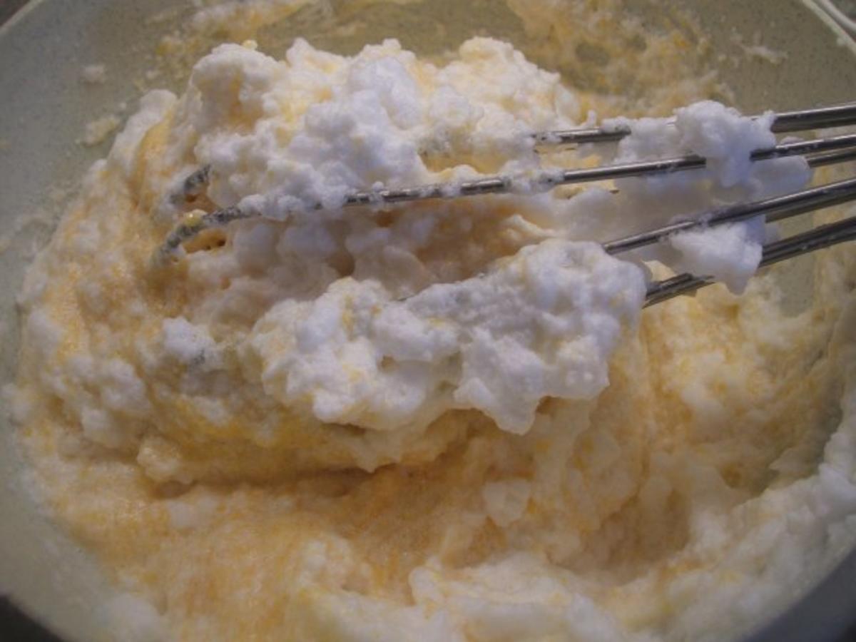 Backen: Biskuitrolle mit Schokosahne und Sauerkirschen - einfach - von ...