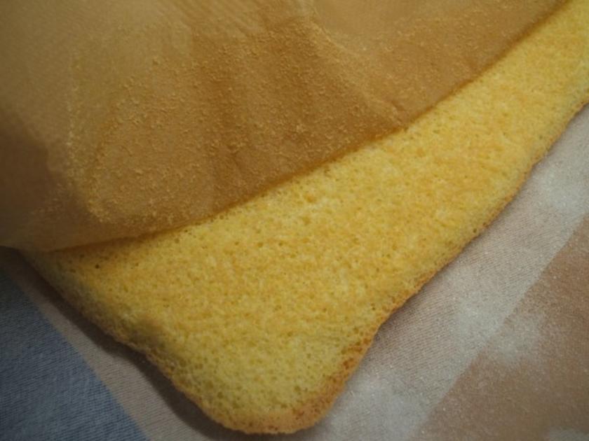 Backen: Biskuitrolle mit Schokosahne und Sauerkirschen - einfach - von ...