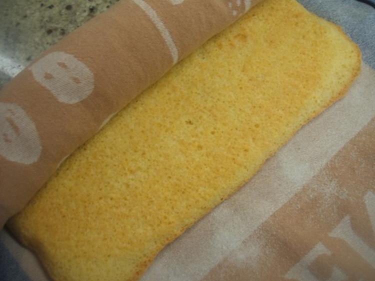 Backen: Biskuitrolle mit Schokosahne und Sauerkirschen - einfach - von ...