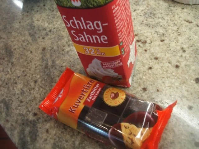 Rezept: Backen: Biskuitrolle mit Schokosahne und Sauerkirschen Bild Nr. 11 Backen: Biskuitrolle mit Schokosahne und Sauerkirschen - Rezept - Bild Nr. 11