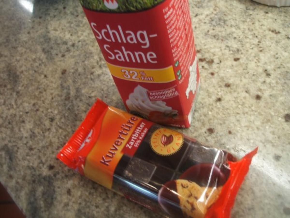 Backen: Biskuitrolle mit Schokosahne und Sauerkirschen - einfach - von ...