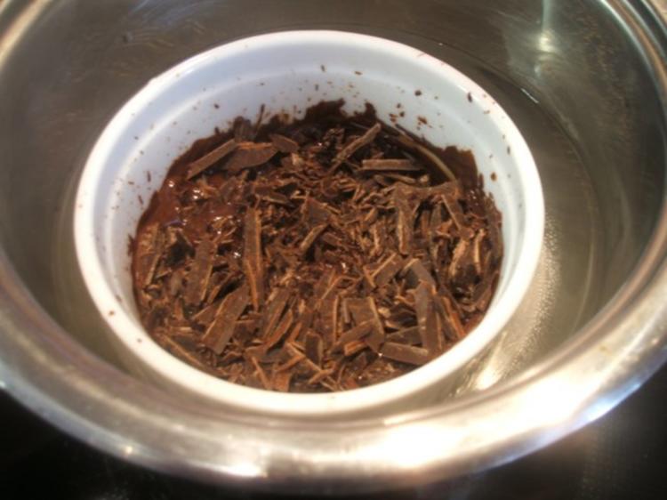 Backen: Biskuitrolle mit Schokosahne und Sauerkirschen - einfach - von ...