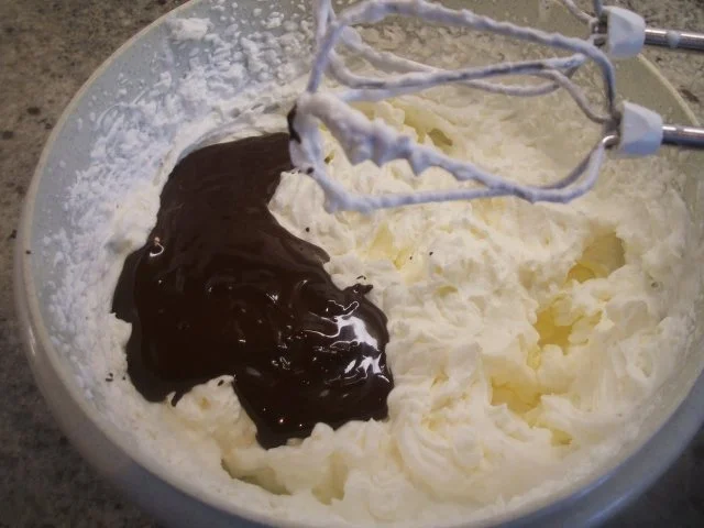 Rezept: Backen: Biskuitrolle mit Schokosahne und Sauerkirschen Bild Nr. 13 Backen: Biskuitrolle mit Schokosahne und Sauerkirschen - Rezept - Bild Nr. 13