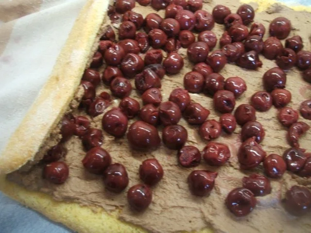 Rezept: Backen: Biskuitrolle mit Schokosahne und Sauerkirschen Bild Nr. 14 Backen: Biskuitrolle mit Schokosahne und Sauerkirschen - Rezept - Bild Nr. 14