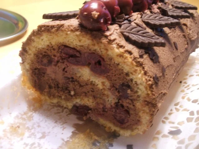 Rezept: Backen: Biskuitrolle mit Schokosahne und Sauerkirschen Bild Nr. 2 Backen: Biskuitrolle mit Schokosahne und Sauerkirschen - Rezept - Bild Nr. 2
