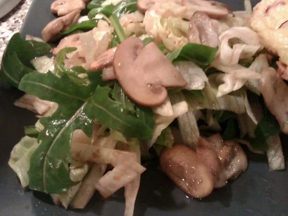 Rucola-Eisbergsalat mit lauwarmen Champignons - Rezept - Bild Nr. 2