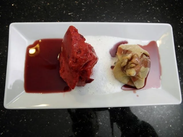 Rezept: Kleine Nougat-Pfeffer-Strudel mit Sauerkirscheis Kleine Nougat-Pfeffer-Strudel mit Sauerkirscheis - Rezept