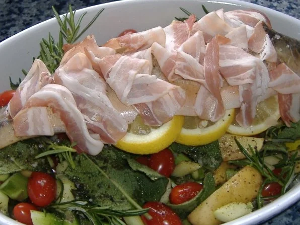 Saibling auf Spargel-Kartoffel-Tomaten-Geröstel - Rezept - Bild Nr. 3