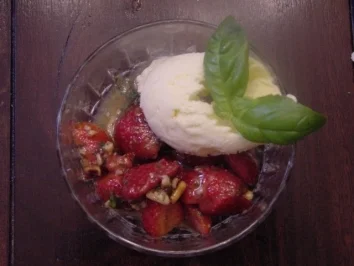 Rezept: Erdbeeren mit süßem Honig-Zitronen-Pesto Erdbeeren mit süßem Honig-Zitronen-Pesto - Rezept