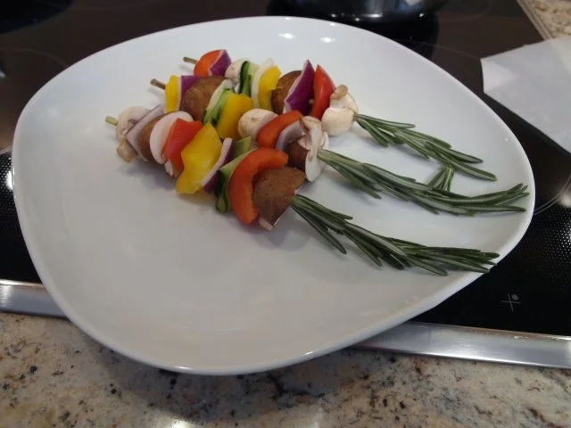 Rezept: Lachsfilet mit Tomatensalsa, kalifornischer Guacamole, Ofenkartoffeln und Gemüsespieß Lachsfilet mit Tomatensalsa, kalifornischer Guacamole, Ofenkartoffeln und Gemüsespieß - Rezept