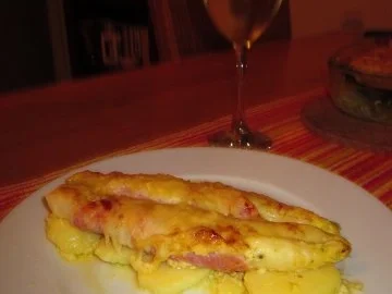 überbackene Spargel-Schinken-Röllchen in Hollandaise - Rezept