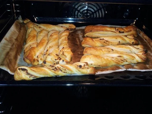 Zwiebel-Blätterteig-Stangen - Rezept