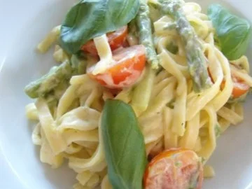 Fruchtige Nudeln mit grünem Spargel und Cherrytomaten - Rezept