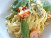 Fruchtige Nudeln mit grünem Spargel und Cherrytomaten - Rezept
