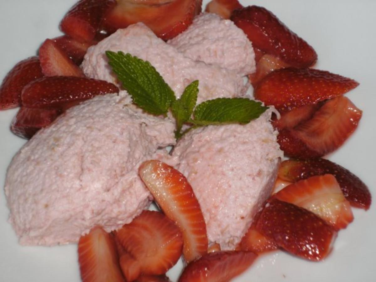 Rhabarbermousse mit marinierten Erdbeeren - Rezept - kochbar.de