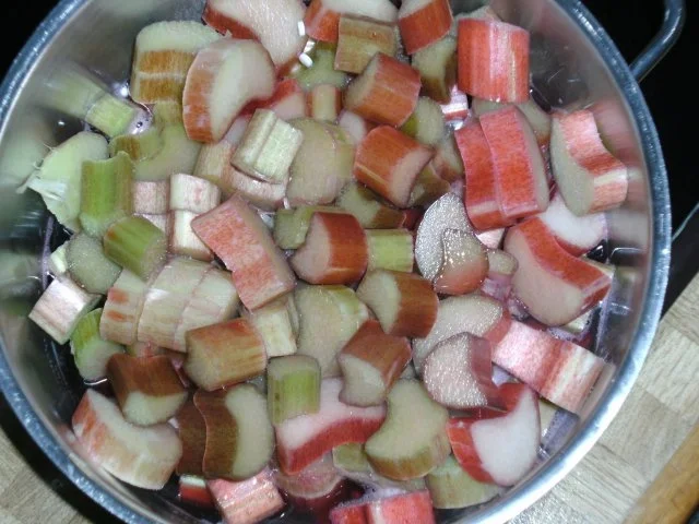 Rhabarbermousse mit marinierten Erdbeeren - Rezept - Bild Nr. 2