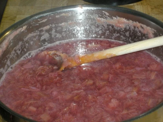 Rhabarbermousse mit marinierten Erdbeeren - Rezept - Bild Nr. 4