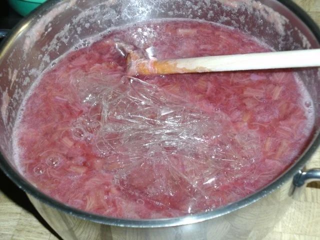 Rhabarbermousse mit marinierten Erdbeeren - Rezept - Bild Nr. 6