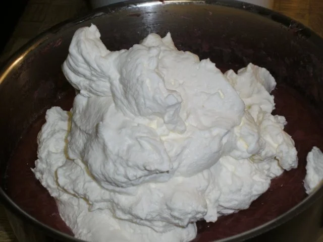 Rhabarbermousse mit marinierten Erdbeeren - Rezept - Bild Nr. 7