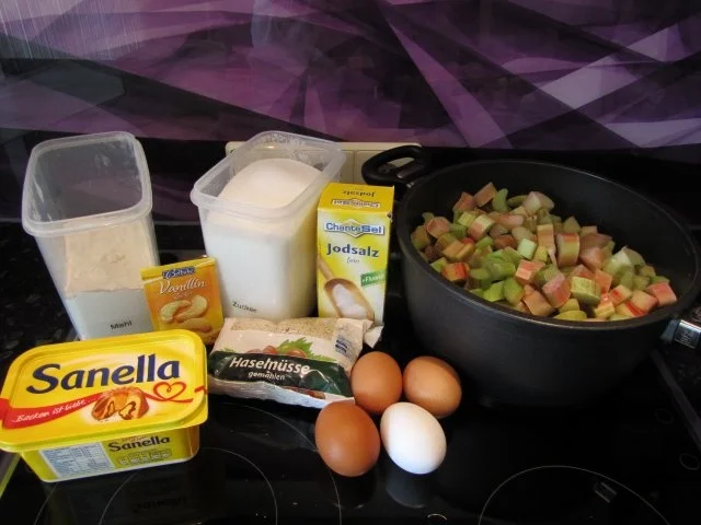 Rezept: Rhabarber-Kuchen mit Nuß-Eiweiß-Decke Bild Nr. 2 Rhabarber-Kuchen mit Nuß-Eiweiß-Decke - Rezept - Bild Nr. 2