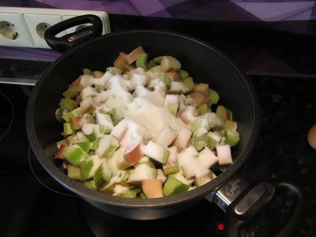 Rezept: Rhabarber-Kuchen mit Nuß-Eiweiß-Decke Bild Nr. 4 Rhabarber-Kuchen mit Nuß-Eiweiß-Decke - Rezept - Bild Nr. 4