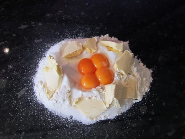 Rezept: Rhabarber-Kuchen mit Nuß-Eiweiß-Decke Bild Nr. 6 Rhabarber-Kuchen mit Nuß-Eiweiß-Decke - Rezept - Bild Nr. 6