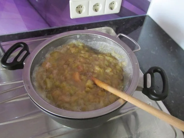 Rezept: Rhabarber-Kuchen mit Nuß-Eiweiß-Decke Bild Nr. 5 Rhabarber-Kuchen mit Nuß-Eiweiß-Decke - Rezept - Bild Nr. 5