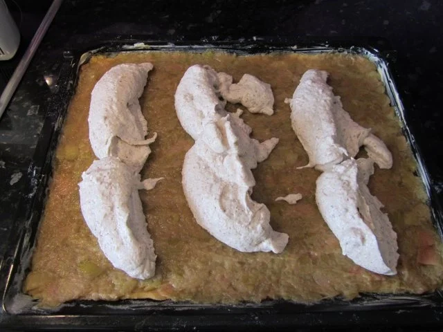 Rezept: Rhabarber-Kuchen mit Nuß-Eiweiß-Decke Bild Nr. 9 Rhabarber-Kuchen mit Nuß-Eiweiß-Decke - Rezept - Bild Nr. 9