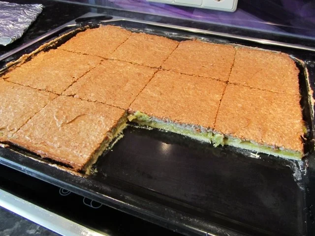 Rezept: Rhabarber-Kuchen mit Nuß-Eiweiß-Decke Rhabarber-Kuchen mit Nuß-Eiweiß-Decke - Rezept