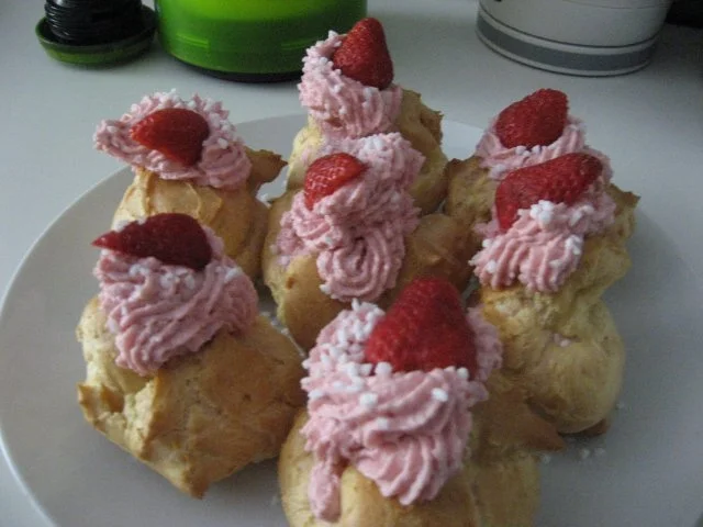 Rezept: Windbeutel mit Erdbeer-Frischkäse-Füllung Windbeutel mit Erdbeer-Frischkäse-Füllung - Rezept