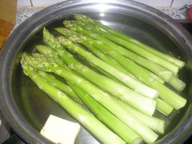 Putenfilet ala Wellington mit grünem Spargel im Prosciutto Schinkenmantel - Rezept - Bild Nr. 2