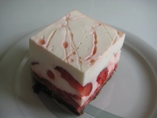 Erdbeer-Joghurt-Rahm-Schnitte - Rezept