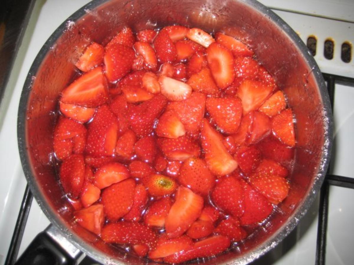 Erdbeer-Joghurt-Rahm-Schnitte - Rezept - Bild Nr. 16