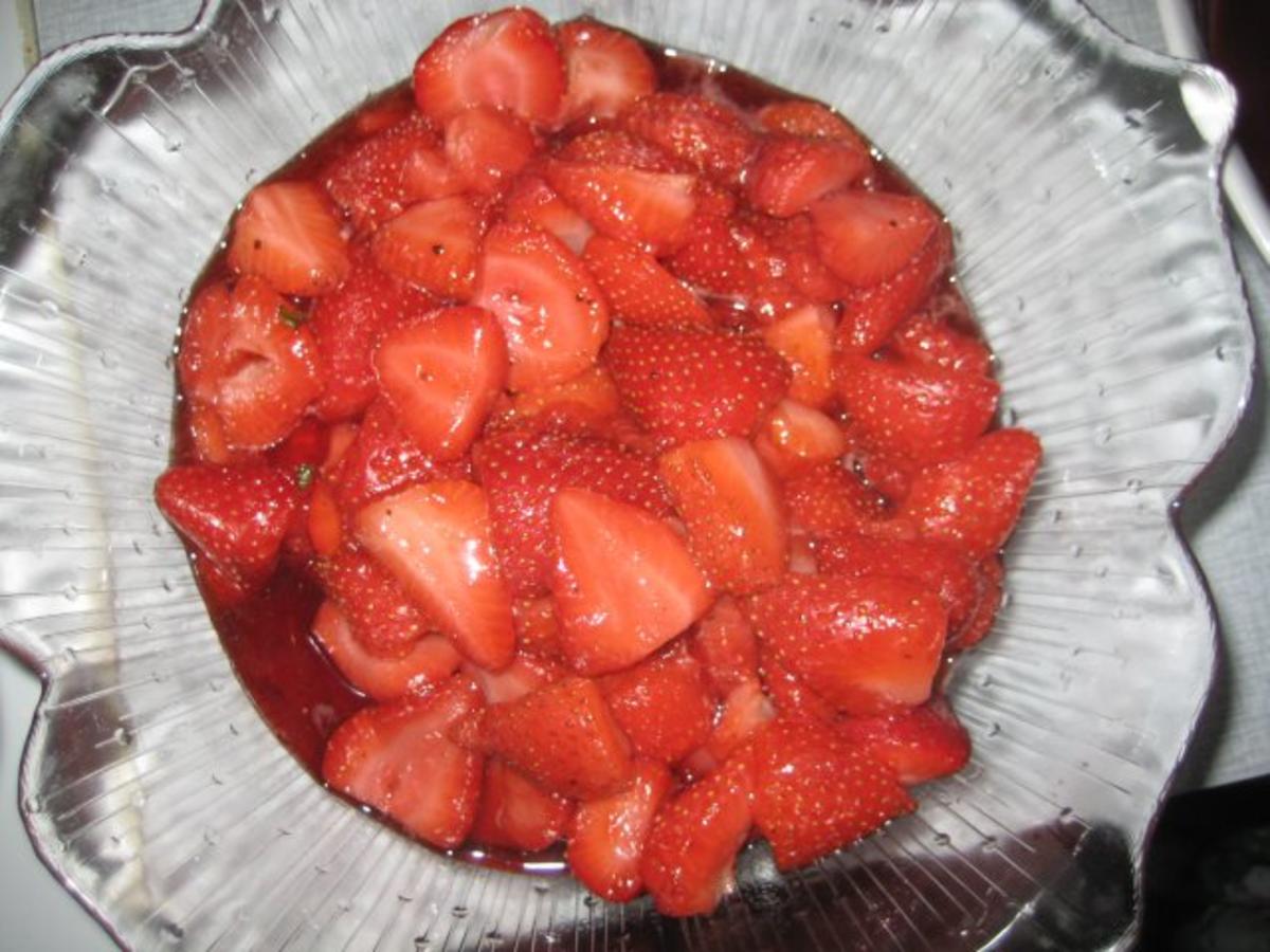 Erdbeer-Joghurt-Rahm-Schnitte - Rezept - Bild Nr. 17