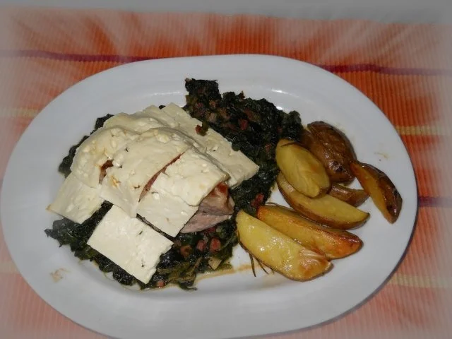 Schweinemedaillons auf einem Spinatbett mit Fetakäse überbacken - Rezept