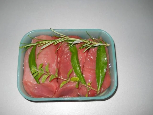 Schweinemedaillons auf einem Spinatbett mit Fetakäse überbacken - Rezept - Bild Nr. 3