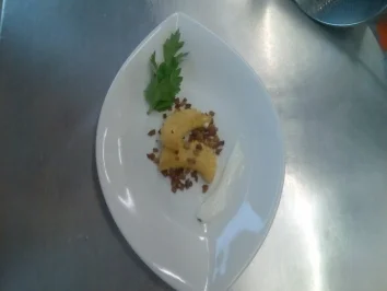 Polentaplätzchen mit Rahmdipp und Grammeln - Rezept