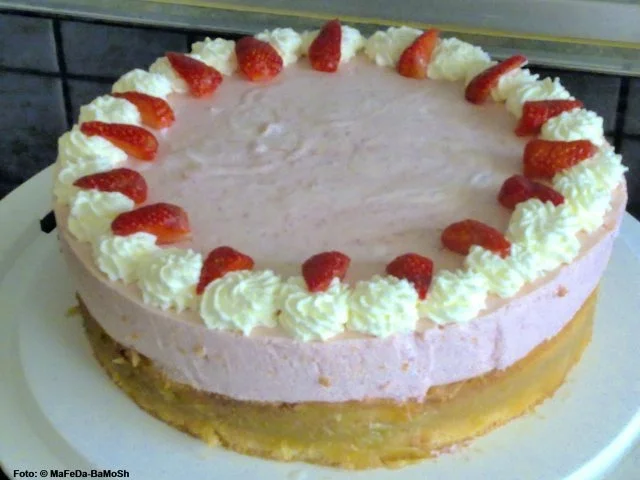 Rezept: Erdbeer-Rhabarber-Torte Bild Nr. 2 Erdbeer-Rhabarber-Torte - Rezept - Bild Nr. 2
