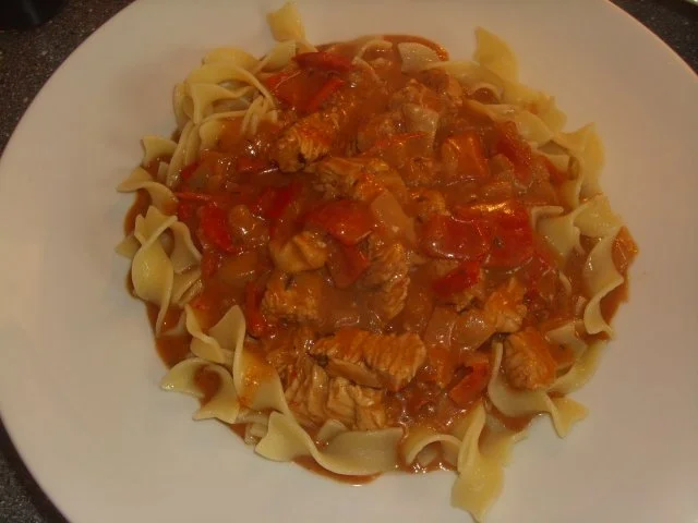 Putengulasch mit Bandnudeln - Rezept