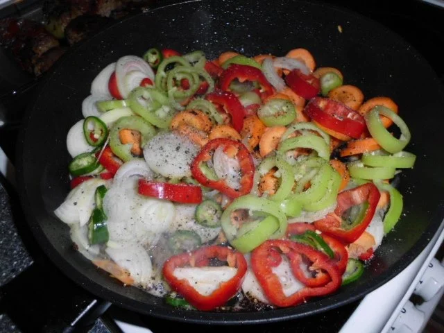 Rezept: Gefüllte Paprika, scharf und überbacken Bild Nr. 8 Gefüllte Paprika, scharf und überbacken - Rezept - Bild Nr. 8