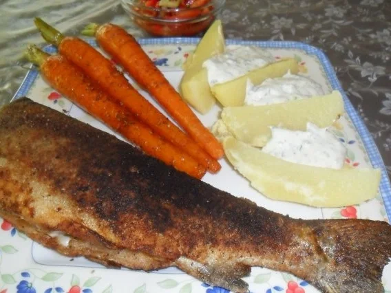 kräuterdipp mit seibling,glasierten möhren,kartoffeln,salat - Rezept