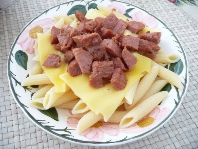 Rezept: Unter 30 Minuten : Penne mit gebratener Wurst und Scheibenkäse und Salat Bild Nr. 2 Unter 30 Minuten : Penne mit gebratener Wurst und Scheibenkäse und Salat - Rezept - Bild Nr. 2